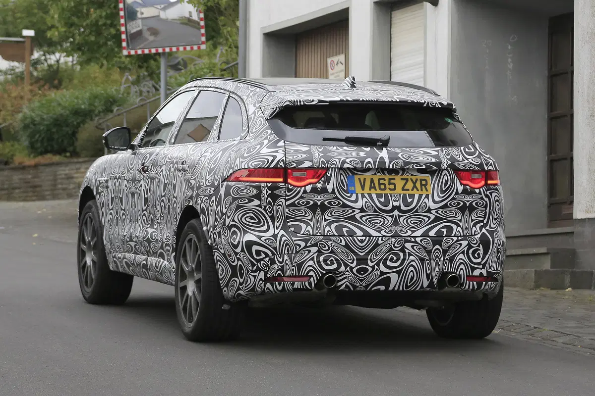 Jaguar F-Pace SVR: beccato lo spy al Nurburgring (14)