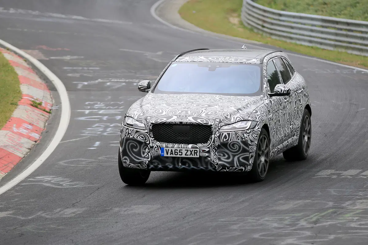 Jaguar F-Pace SVR: beccato lo spy al Nurburgring (2)