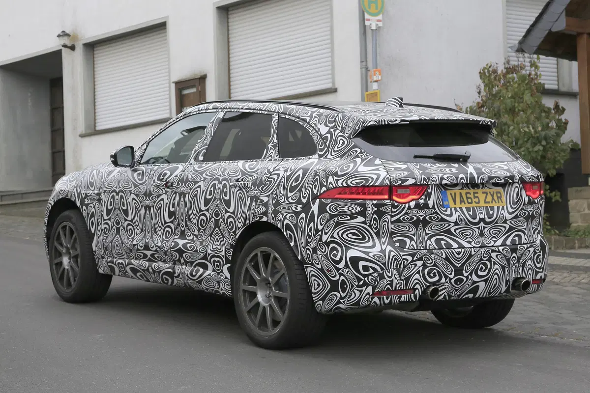 Jaguar F-Pace SVR: beccato lo spy al Nurburgring (15)