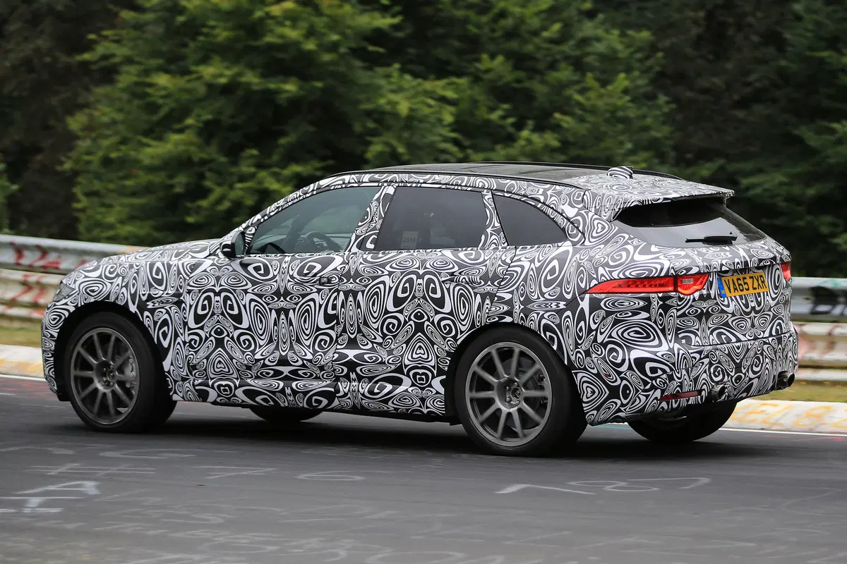 Jaguar F-Pace SVR: beccato lo spy al Nurburgring (6)