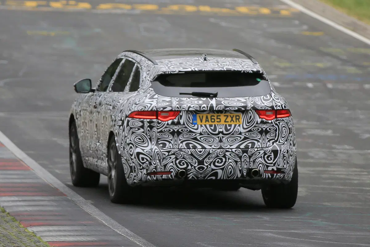 Jaguar F-Pace SVR: beccato lo spy al Nurburgring (7)