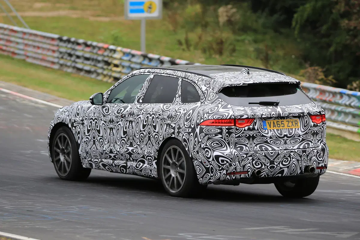 Jaguar F-Pace SVR: beccato lo spy al Nurburgring (5)
