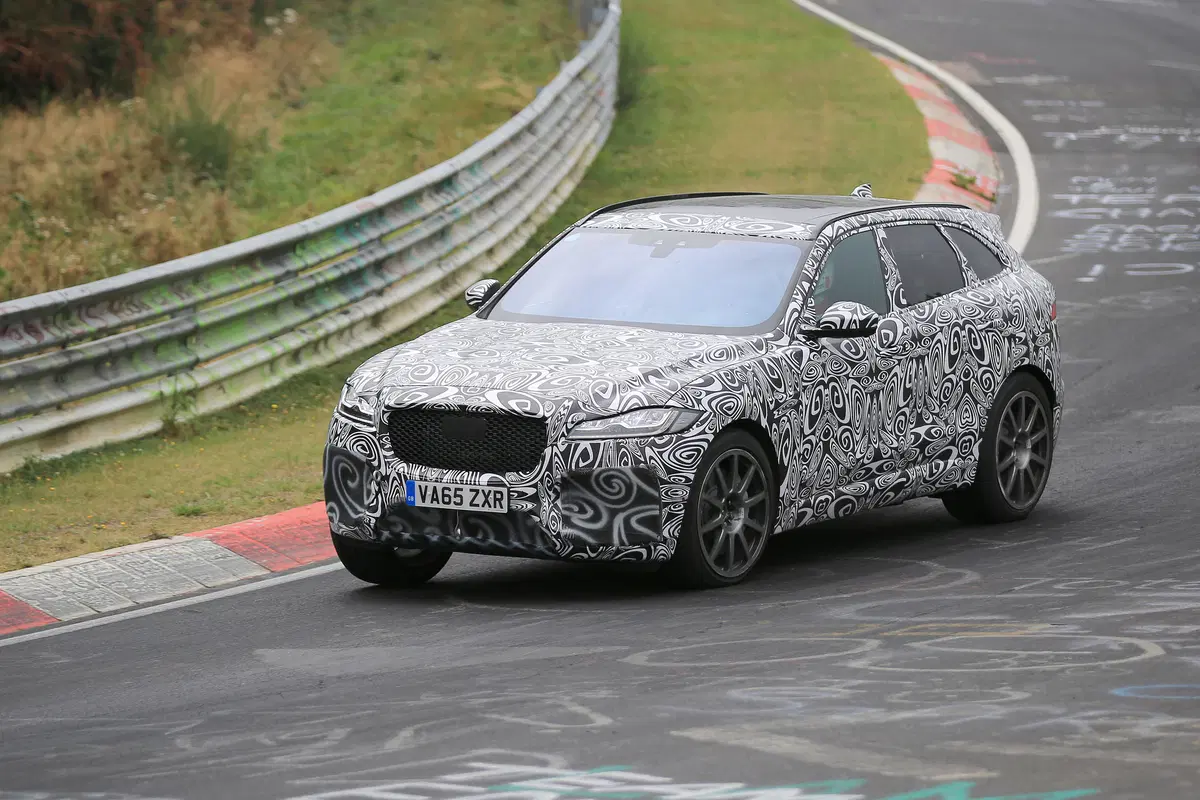 Jaguar F-Pace SVR: beccato lo spy al Nurburgring (3)
