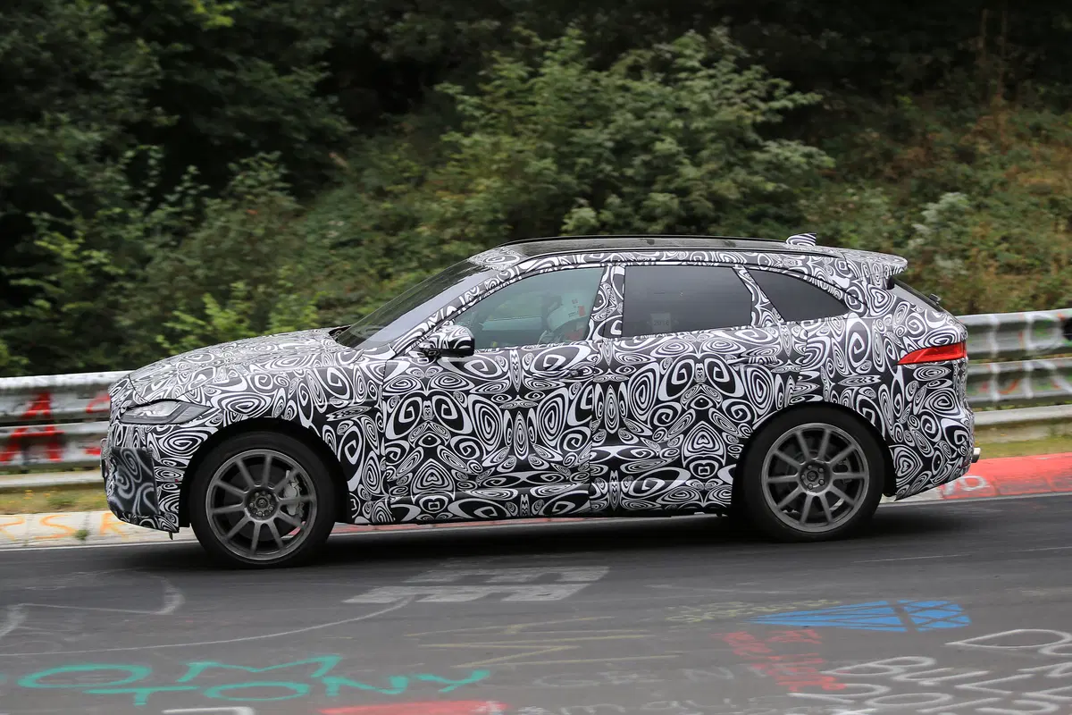 Jaguar F-Pace SVR: beccato lo spy al Nurburgring (16)