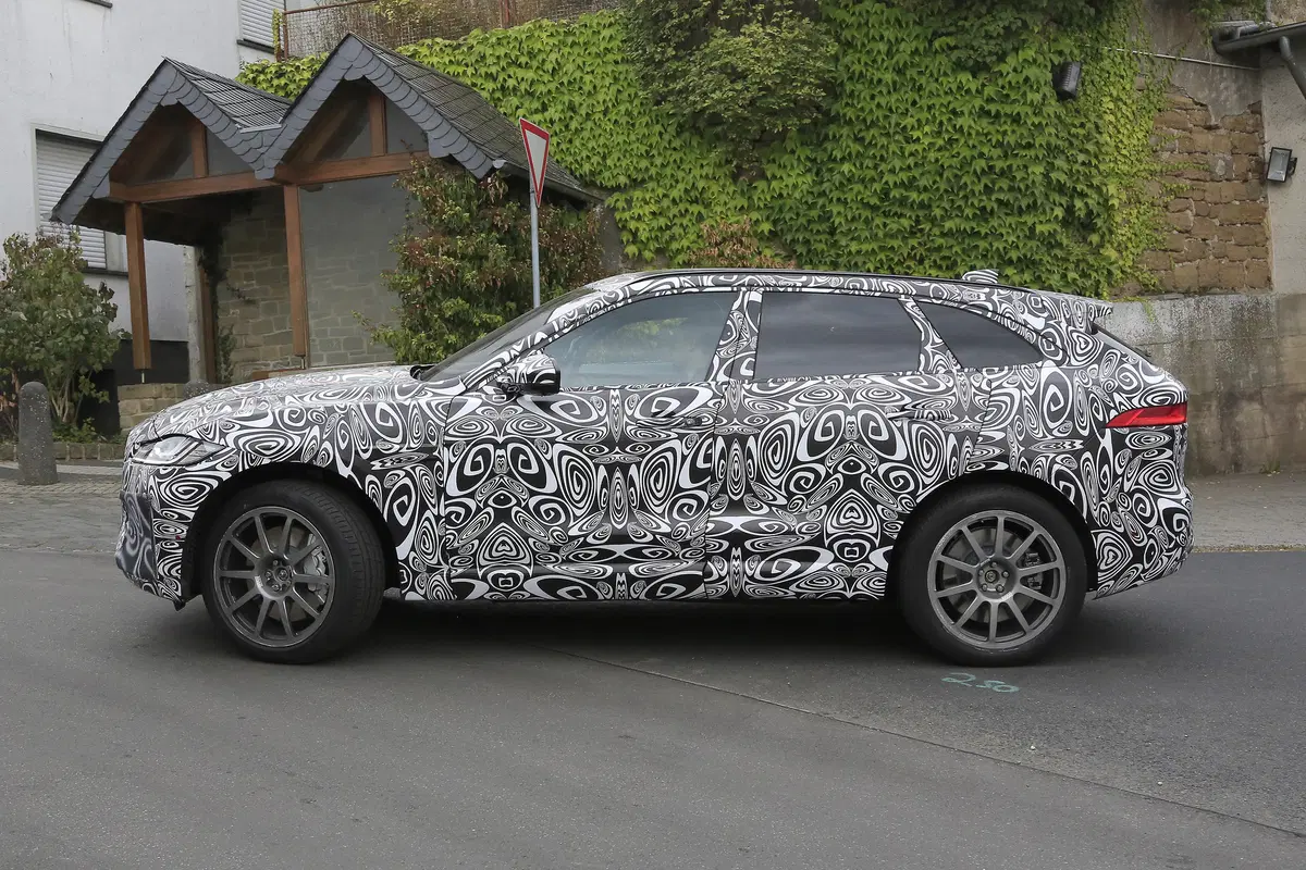 Jaguar F-Pace SVR: beccato lo spy al Nurburgring (17)
