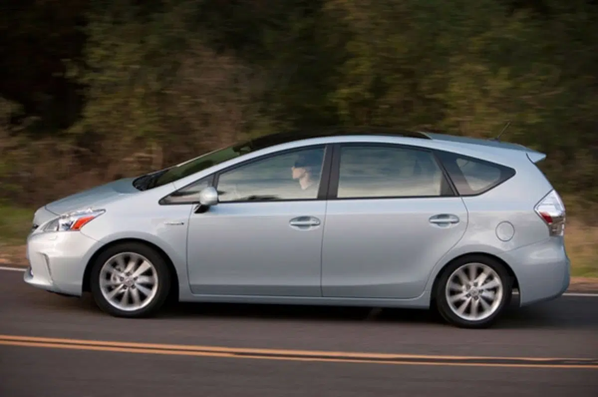 Toyota Prius v (2)