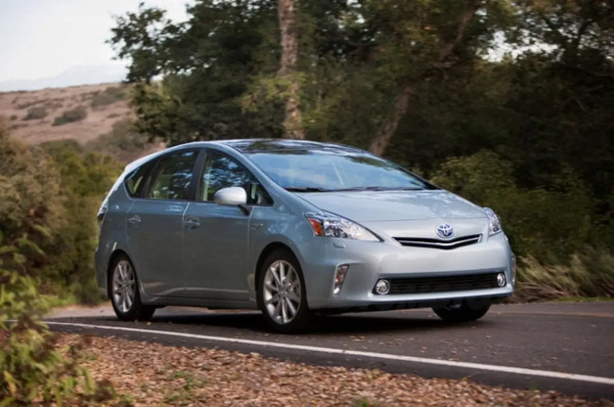 Toyota Prius v (3)