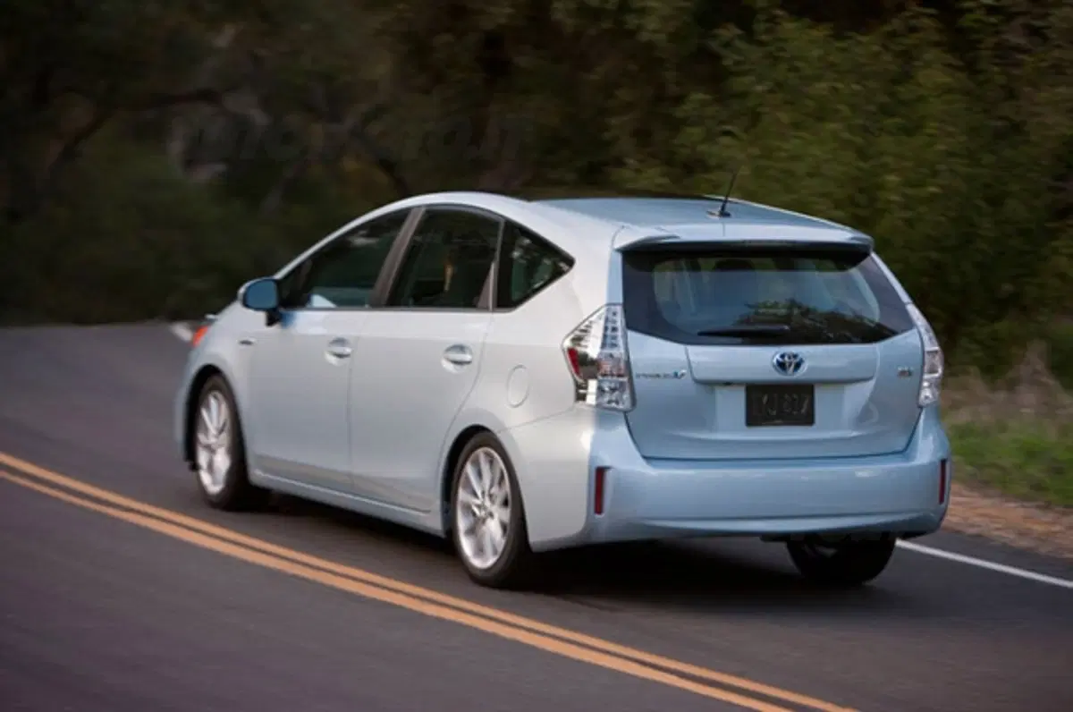 Toyota Prius v (4)
