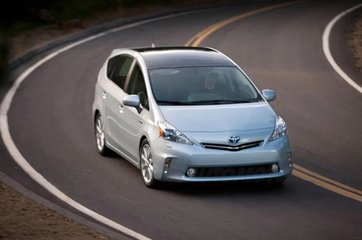 Toyota Prius v (5)