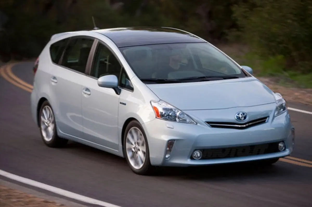 Toyota Prius v (7)