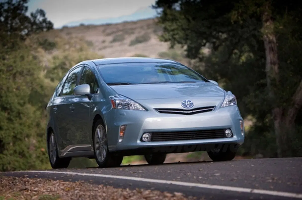 Toyota Prius v (8)