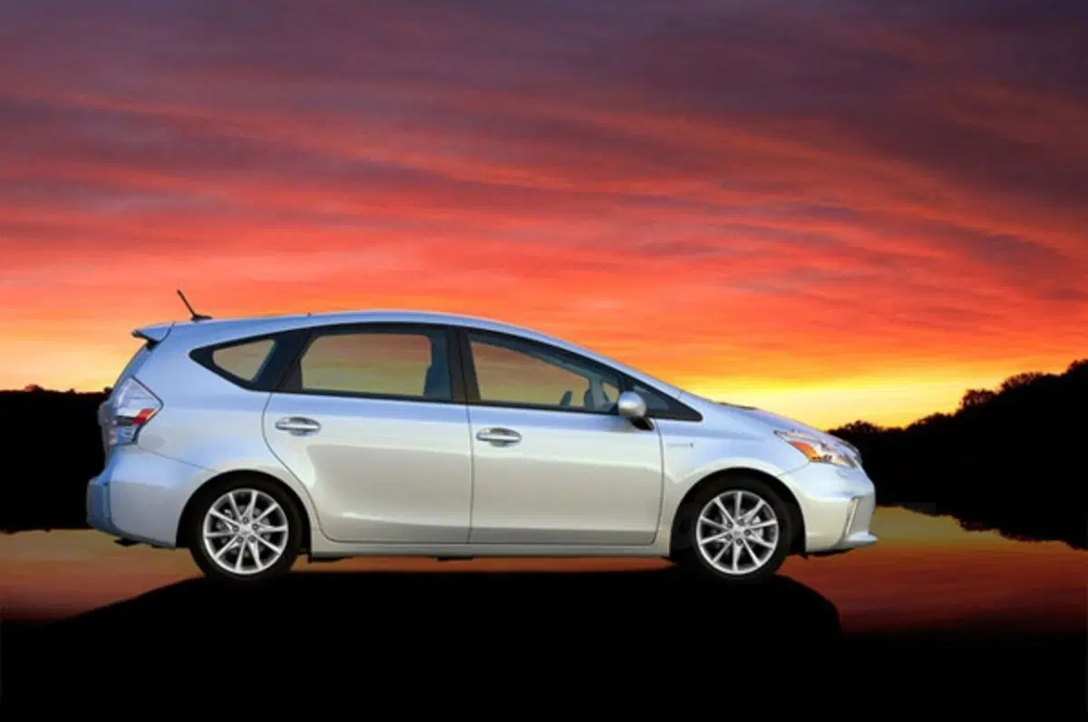 Toyota Prius v (9)