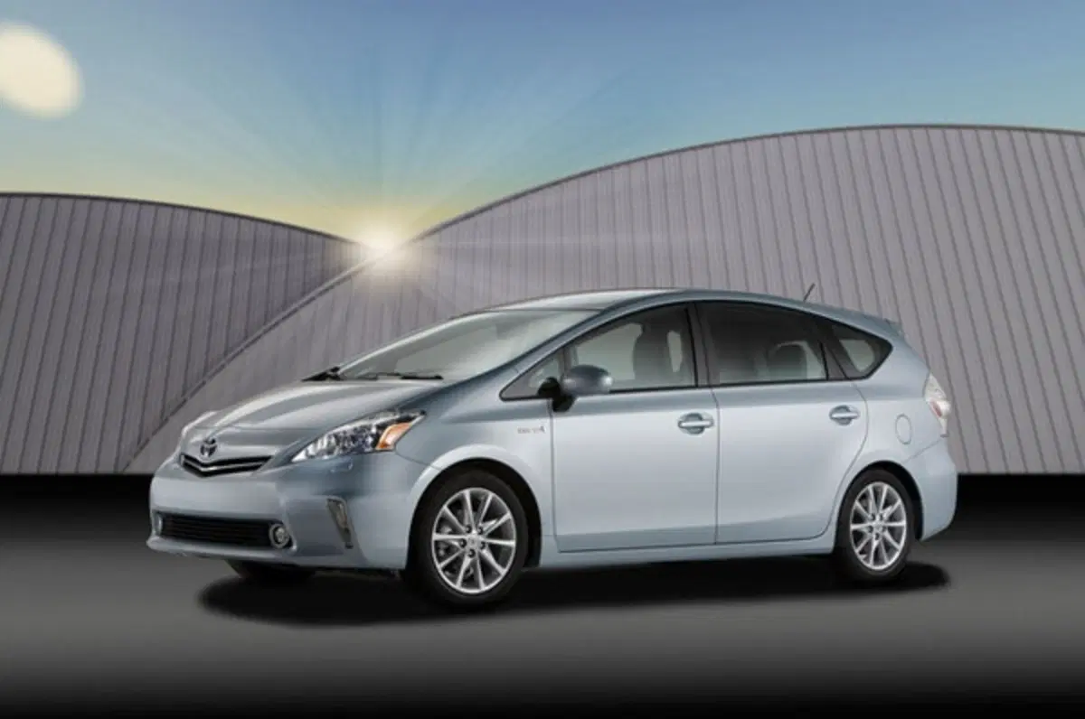 Toyota Prius v (11)