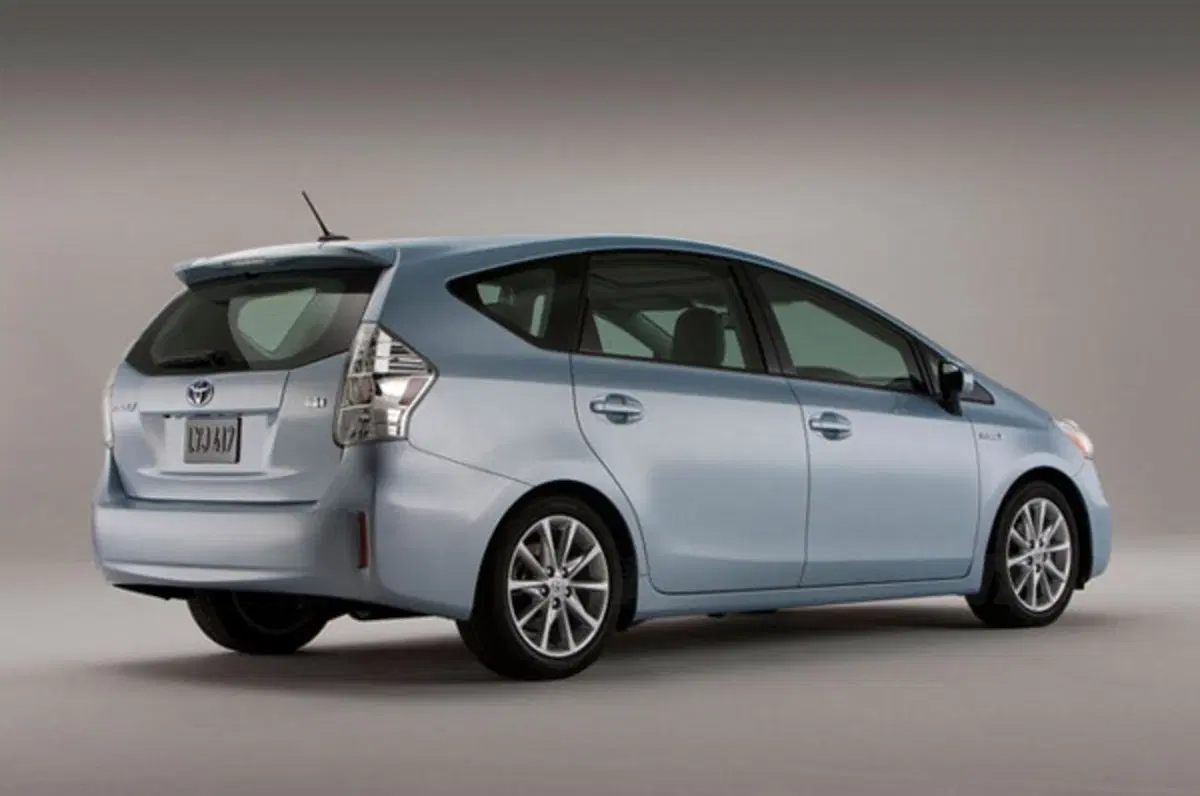 Toyota Prius v (13)