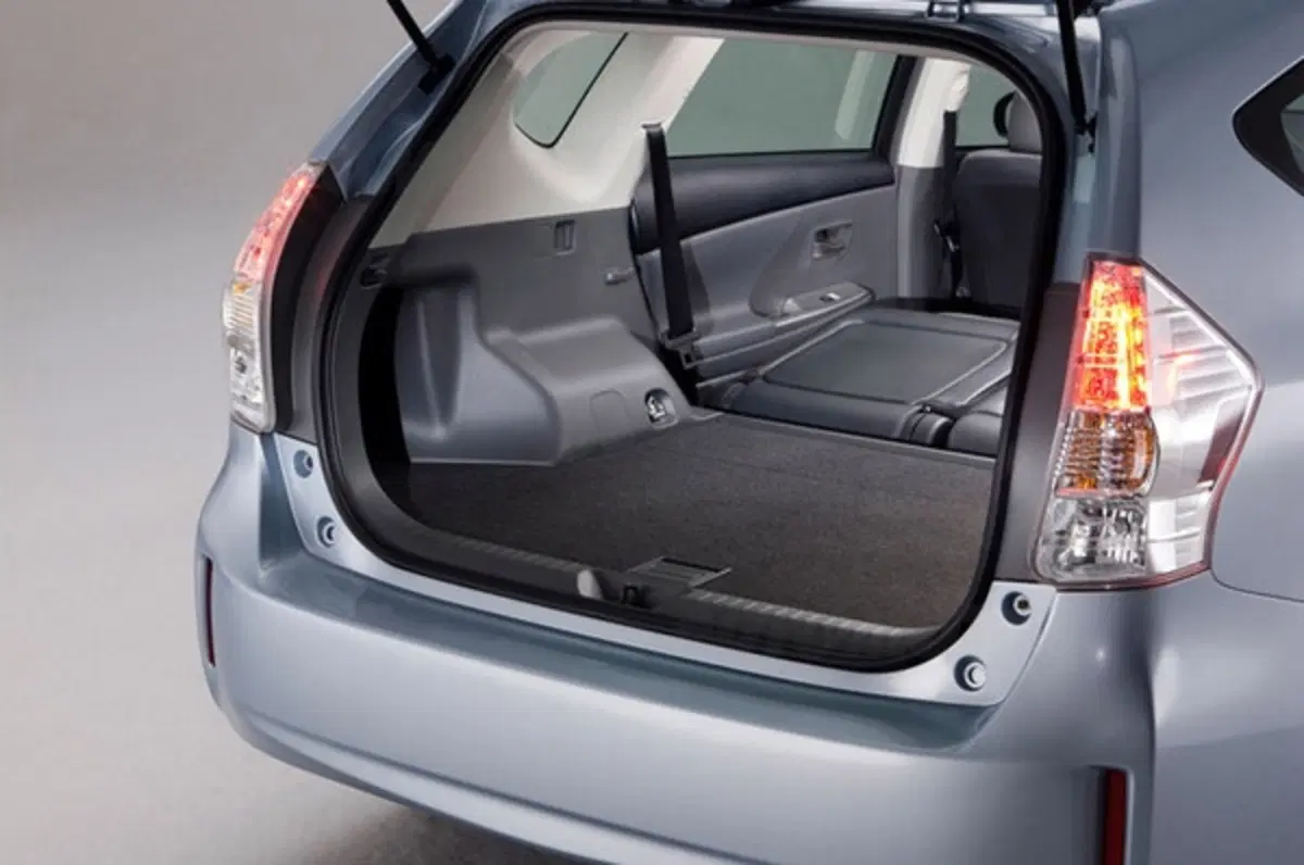 Toyota Prius v (22)