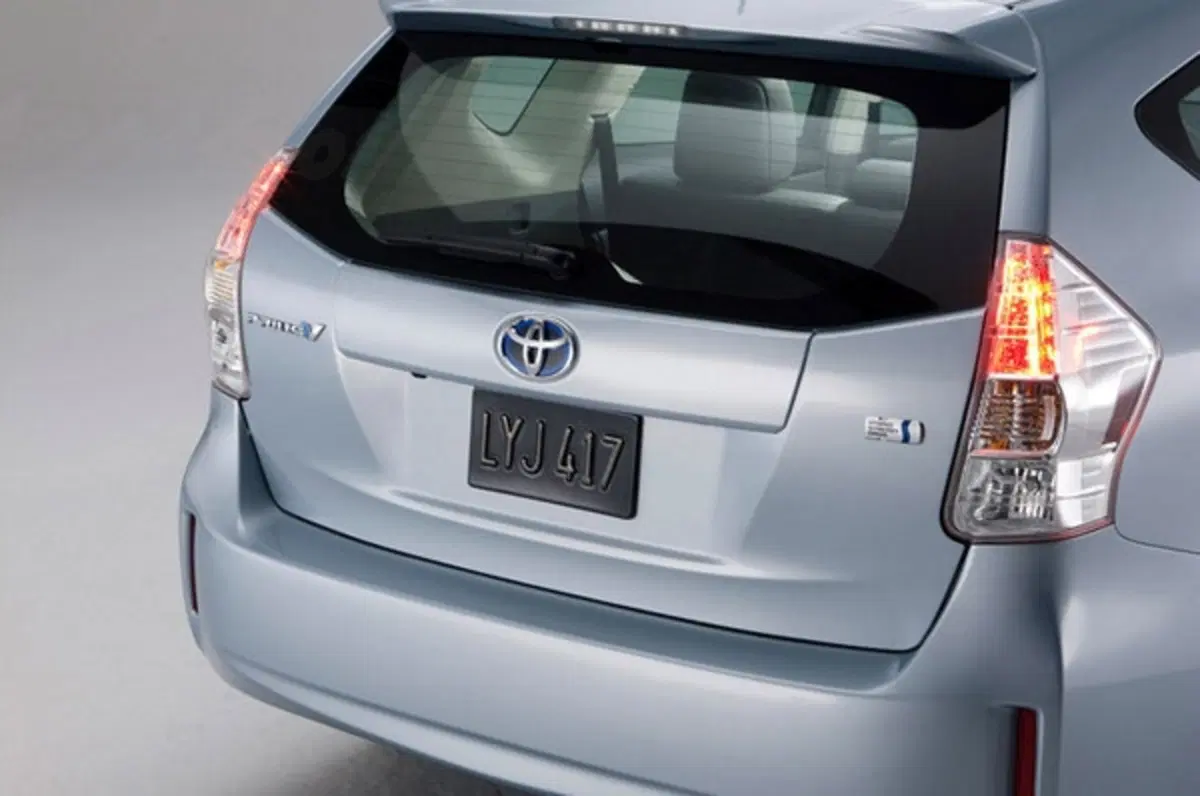 Toyota Prius v (24)