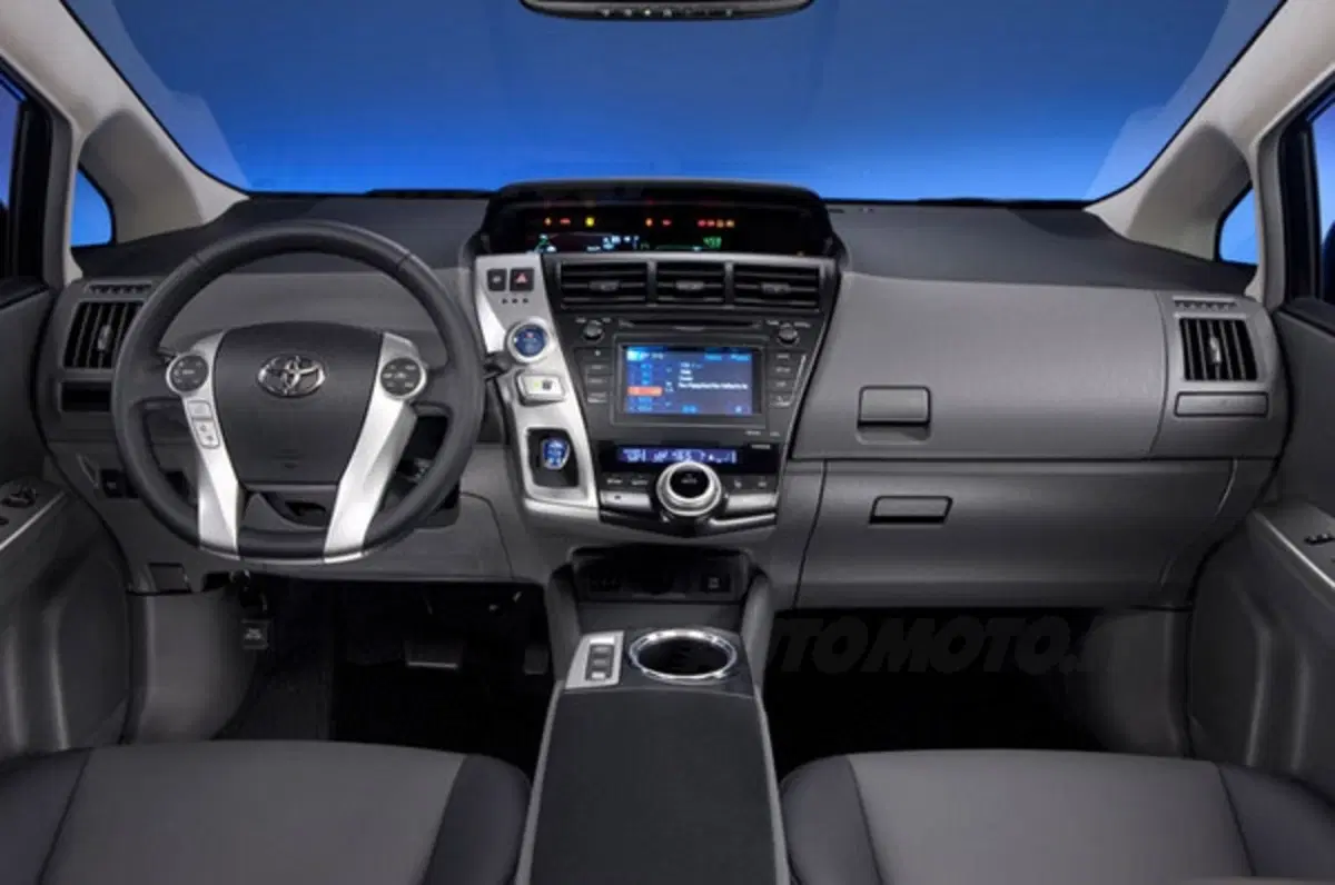Toyota Prius v (27)