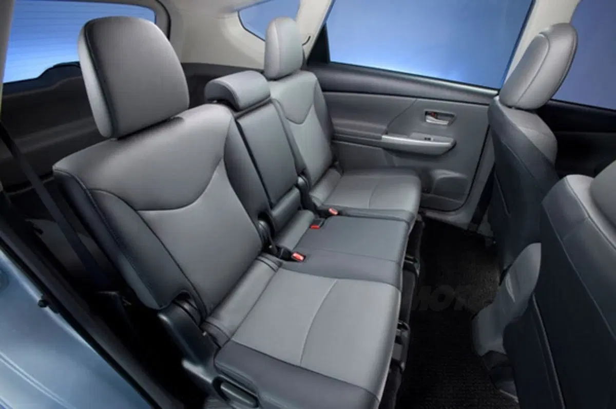 Toyota Prius v (28)