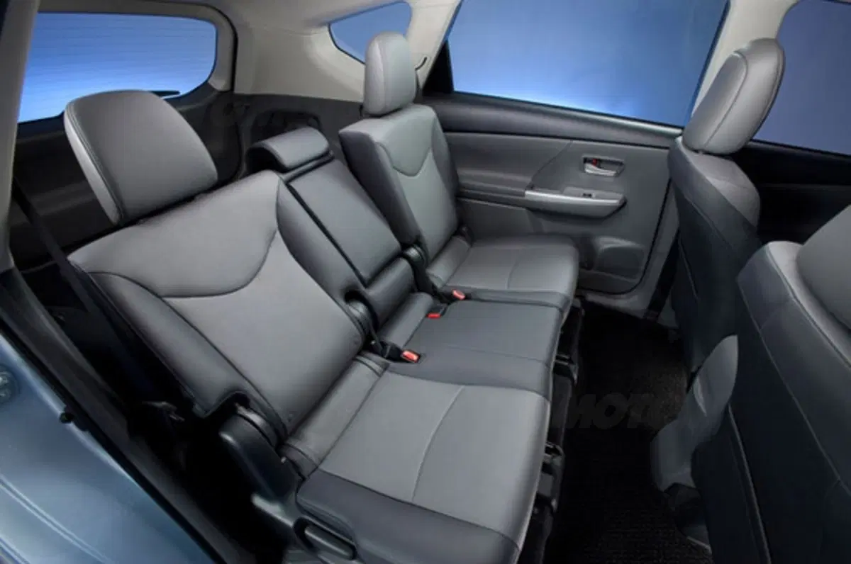 Toyota Prius v (29)