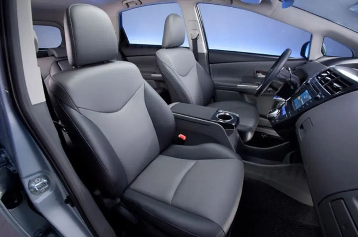 Toyota Prius v (32)