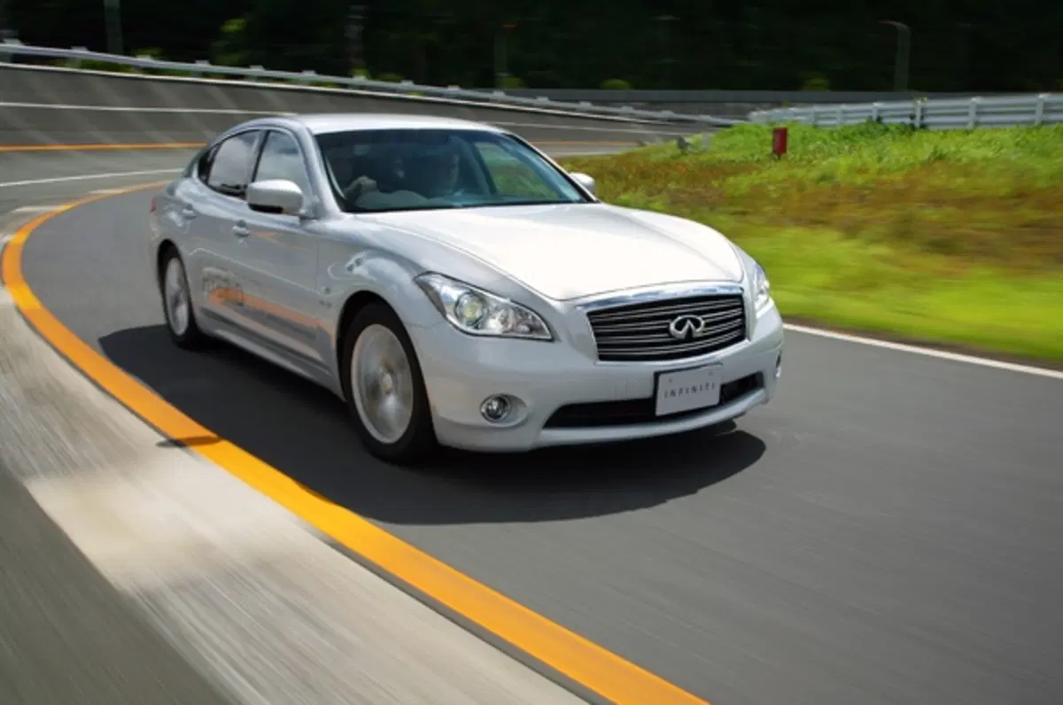 Infiniti M35h (2)