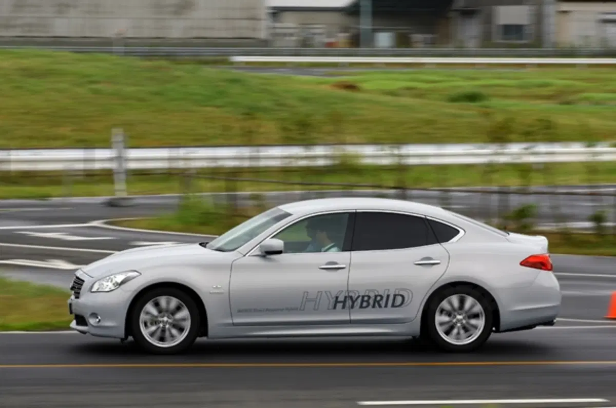 Infiniti M35h (4)