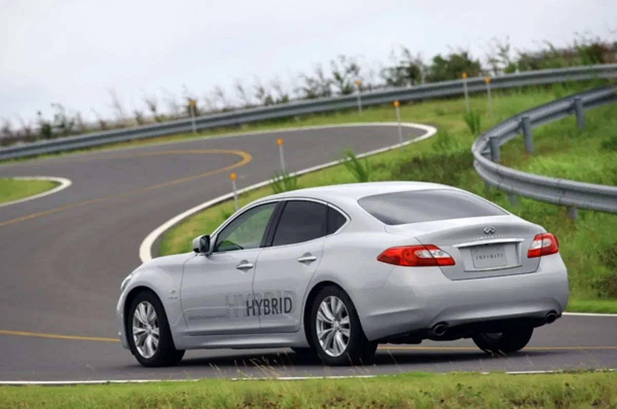 Infiniti M35h (5)