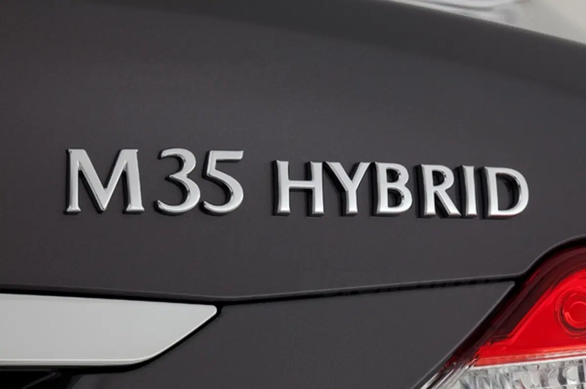 Infiniti M35h (15)