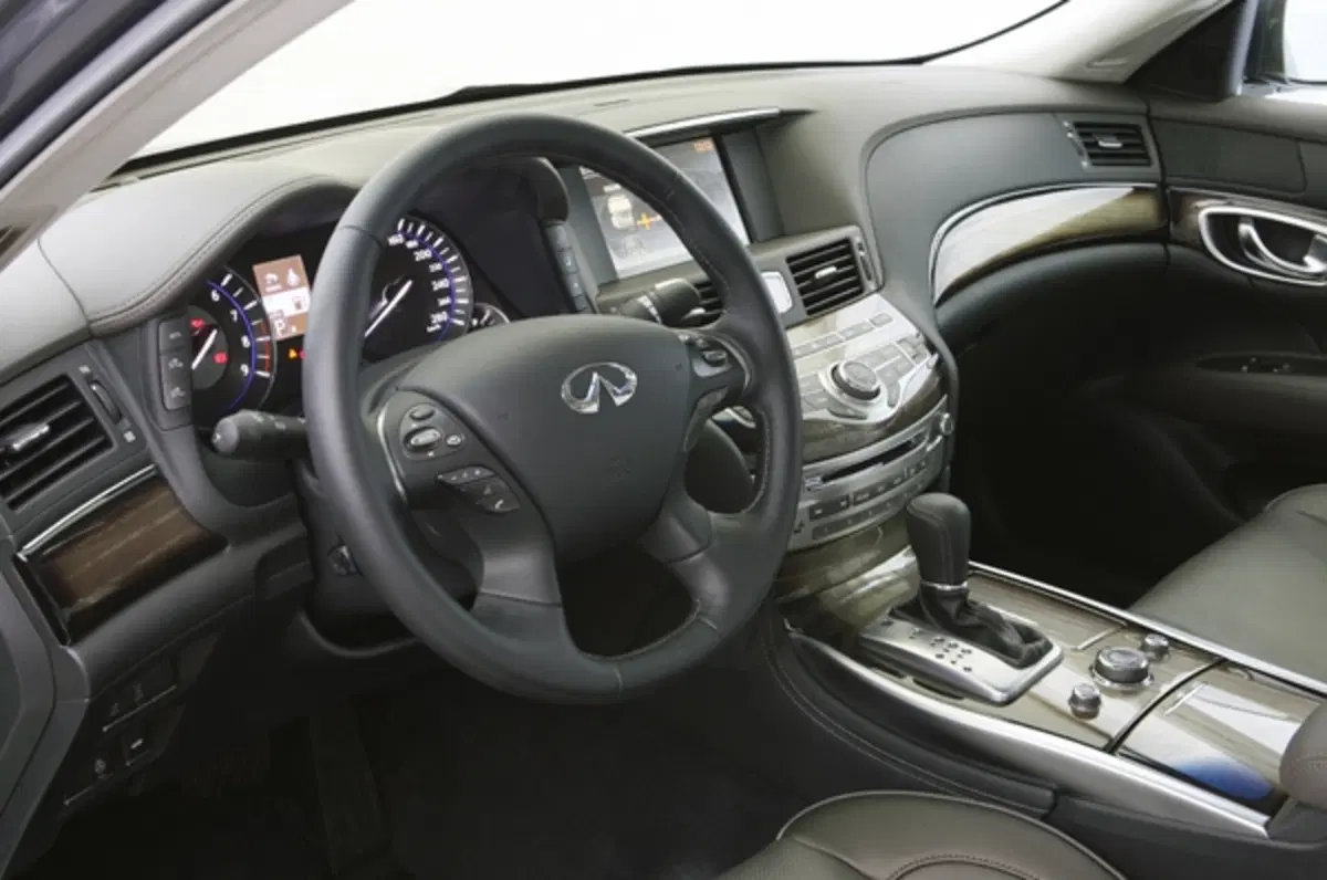 Infiniti M35h (16)