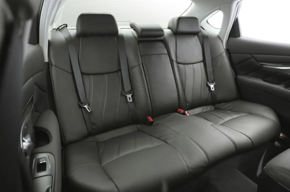 Infiniti M35h (17)