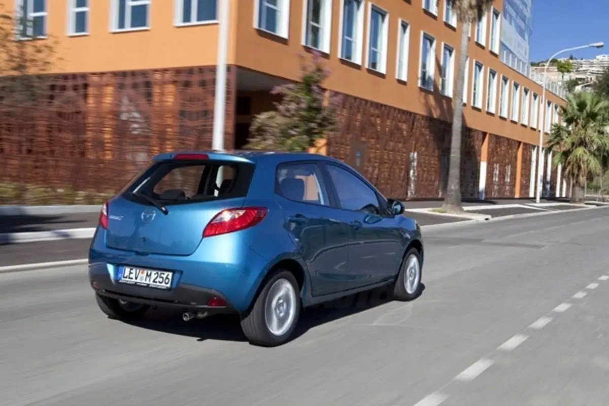 Mazda: dal 2012 una Mazda2 elettrica (4)