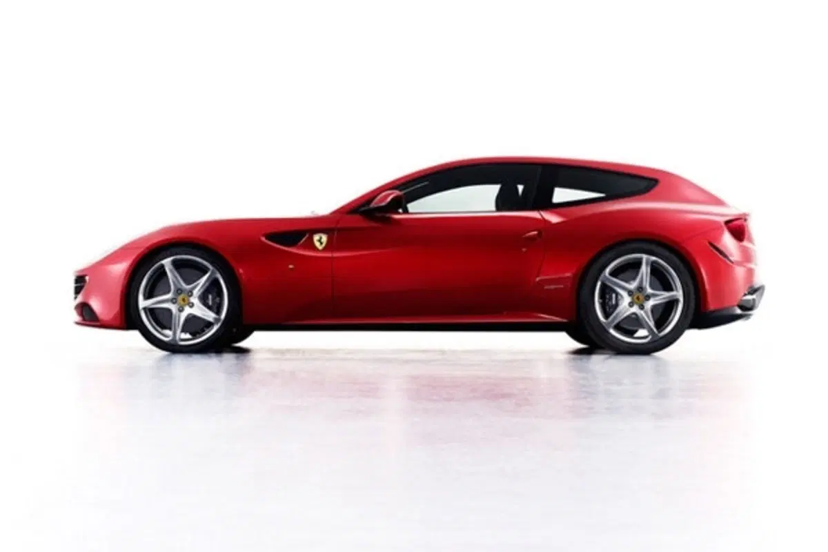 Ferrari FF: eccola in abito grigio (2)