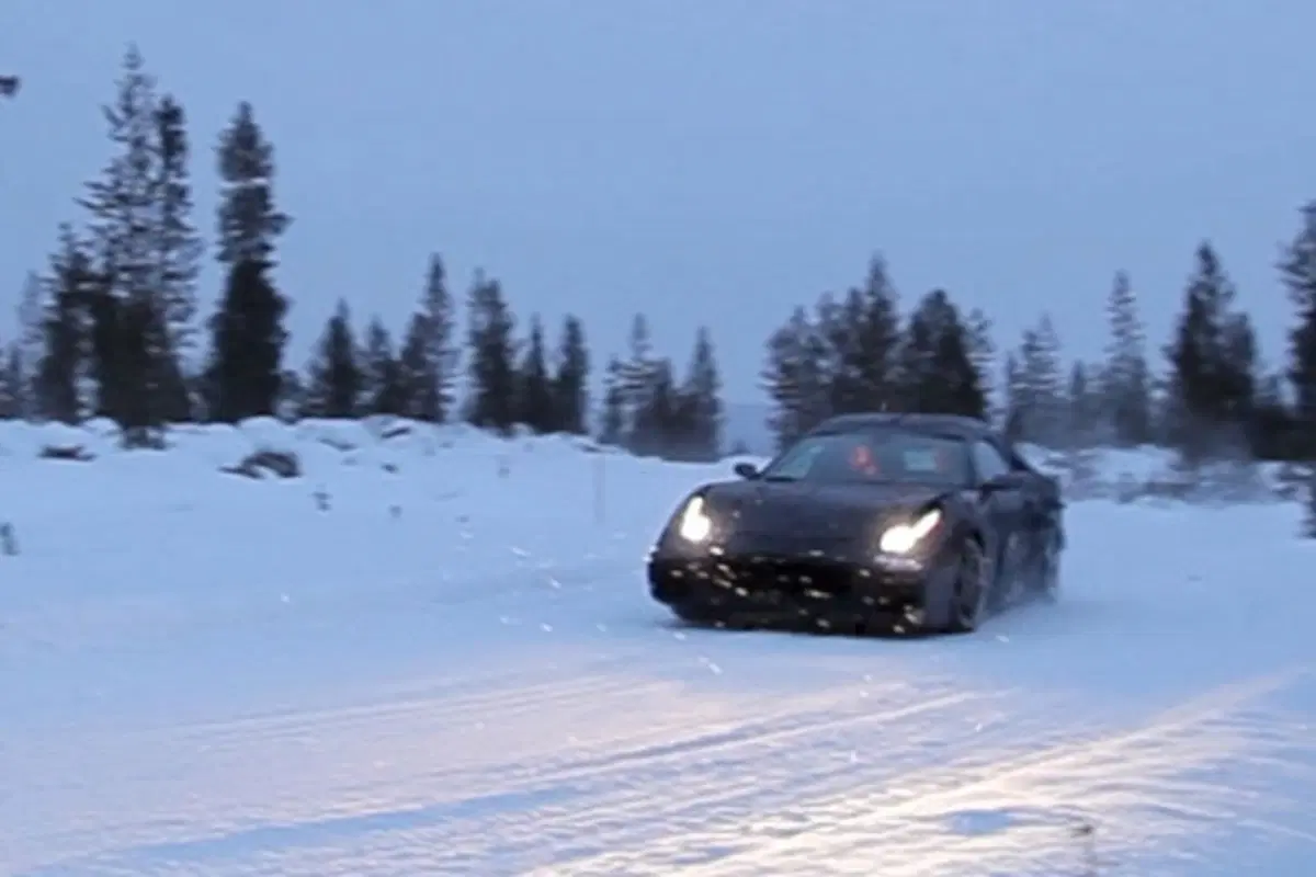 Ferrari FF: eccola in abito grigio (6)