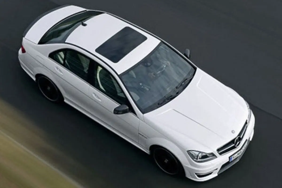 Mercedes C63 AMG restyling 2011 (2)