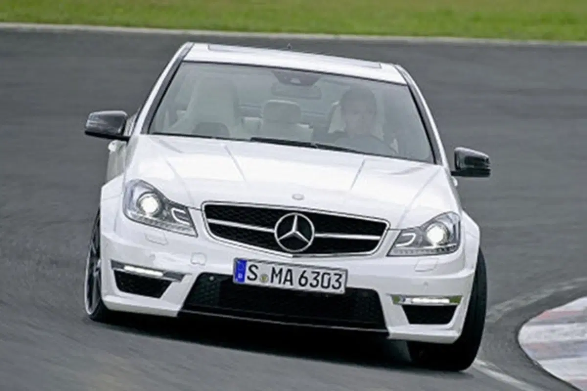 Mercedes C63 AMG restyling 2011 (3)