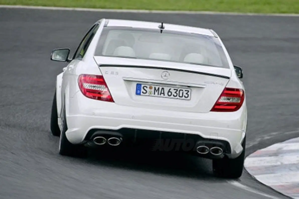 Mercedes C63 AMG restyling 2011 (4)