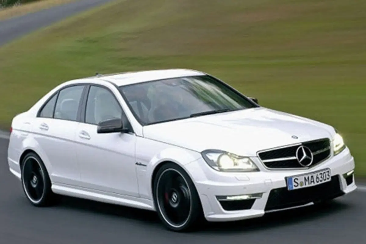 Mercedes C63 AMG restyling 2011 (5)