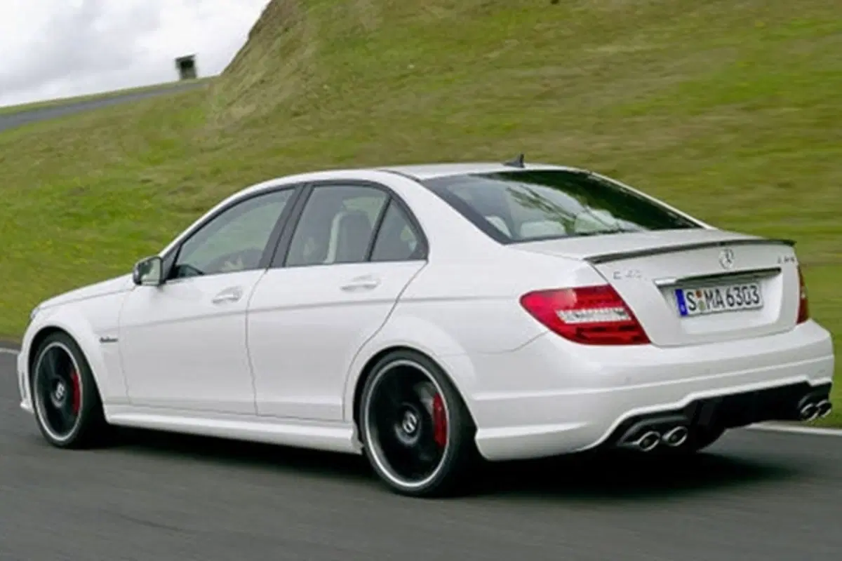 Mercedes C63 AMG restyling 2011 (6)