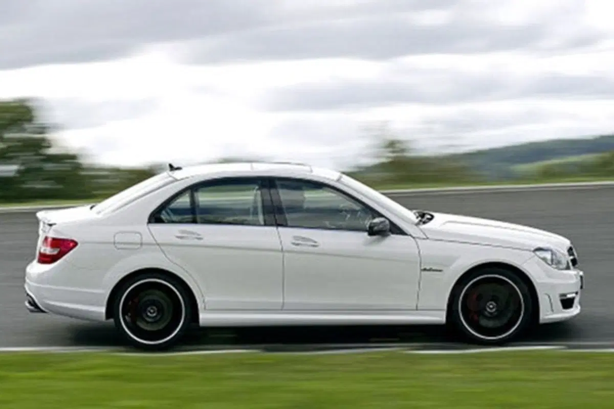 Mercedes C63 AMG restyling 2011 (7)