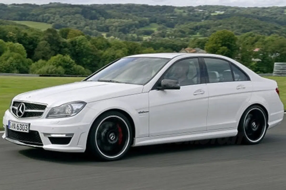 Mercedes C63 AMG restyling 2011 (8)