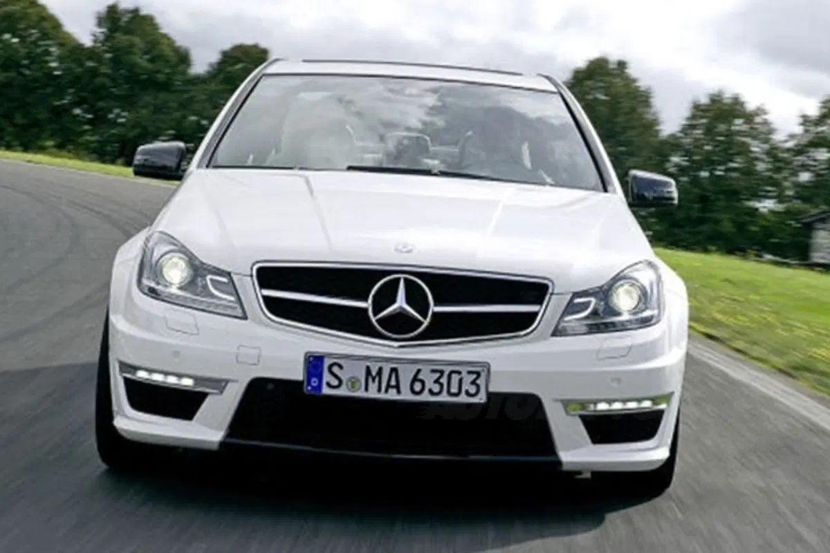 Mercedes C63 AMG restyling 2011 (9)