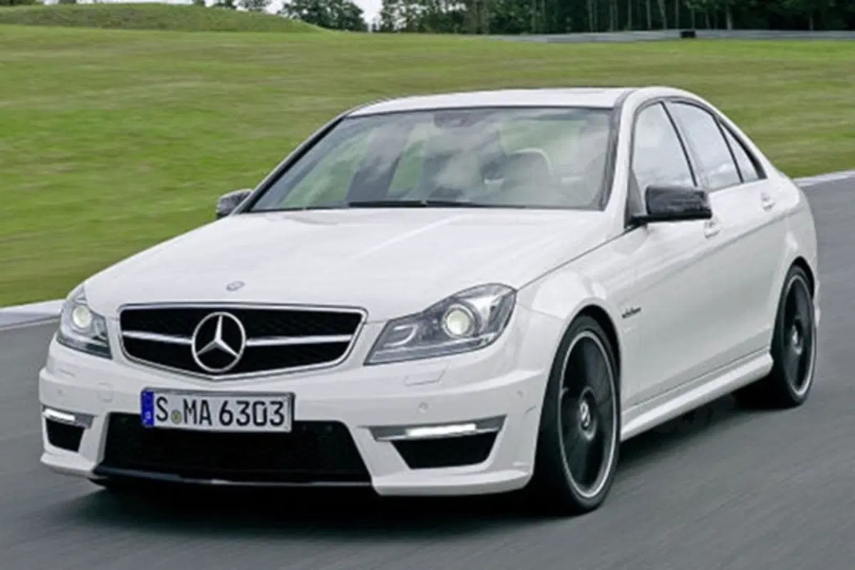 Mercedes C63 AMG restyling 2011 (10)