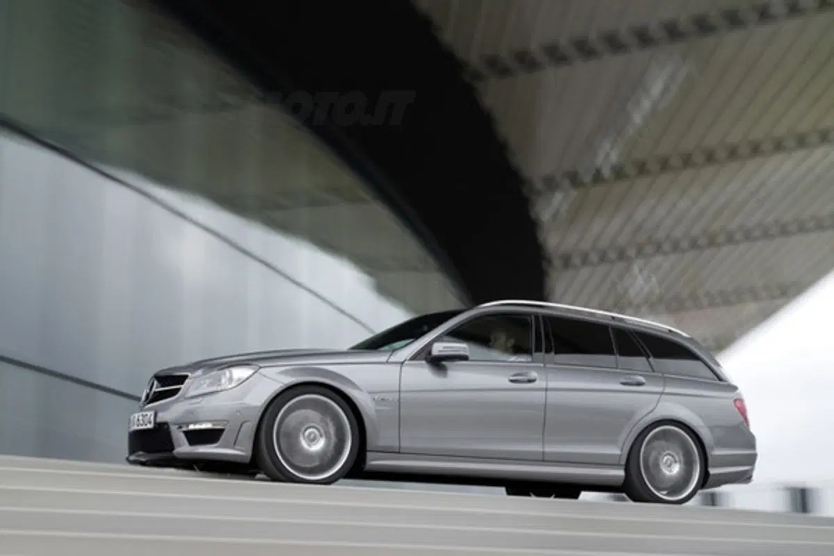 Mercedes C63 AMG restyling: le foto ufficiali