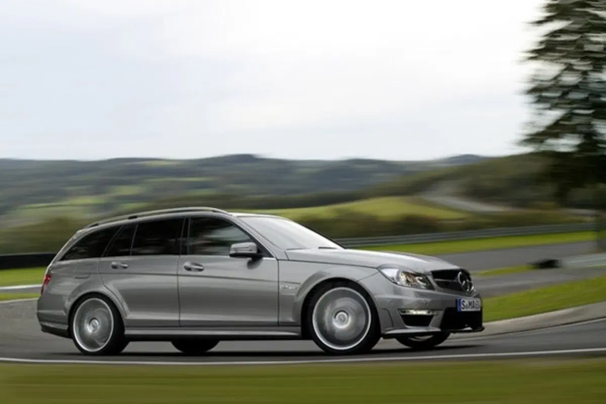 Mercedes C63 AMG restyling: le foto ufficiali (4)