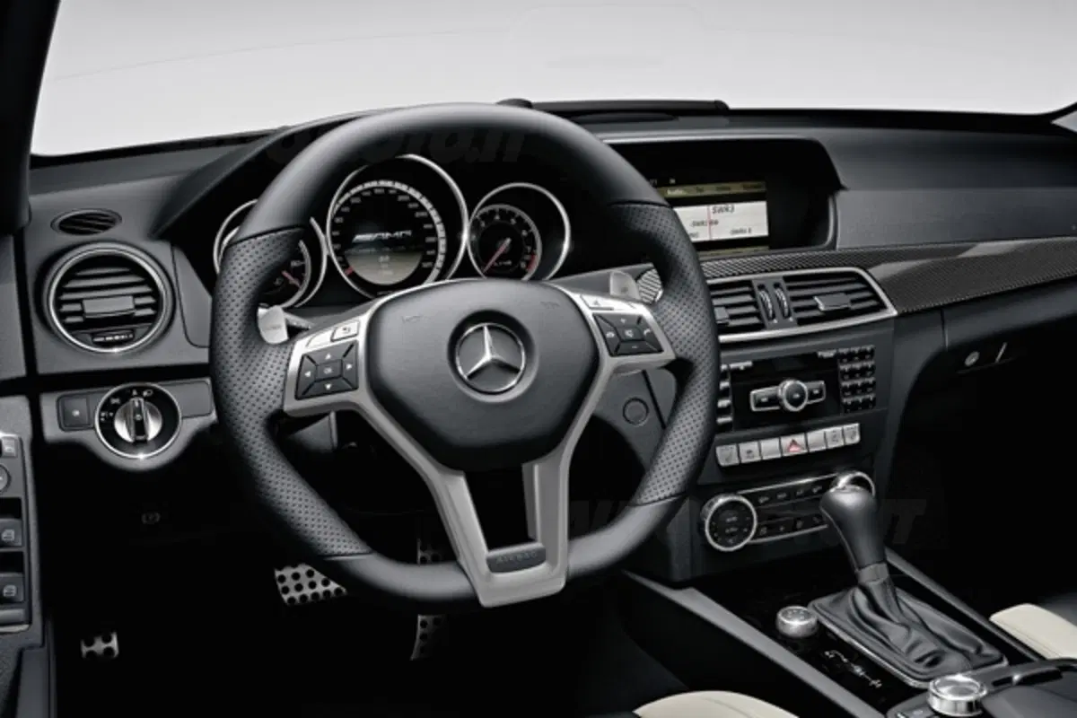 Mercedes C63 AMG restyling: le foto ufficiali (13)