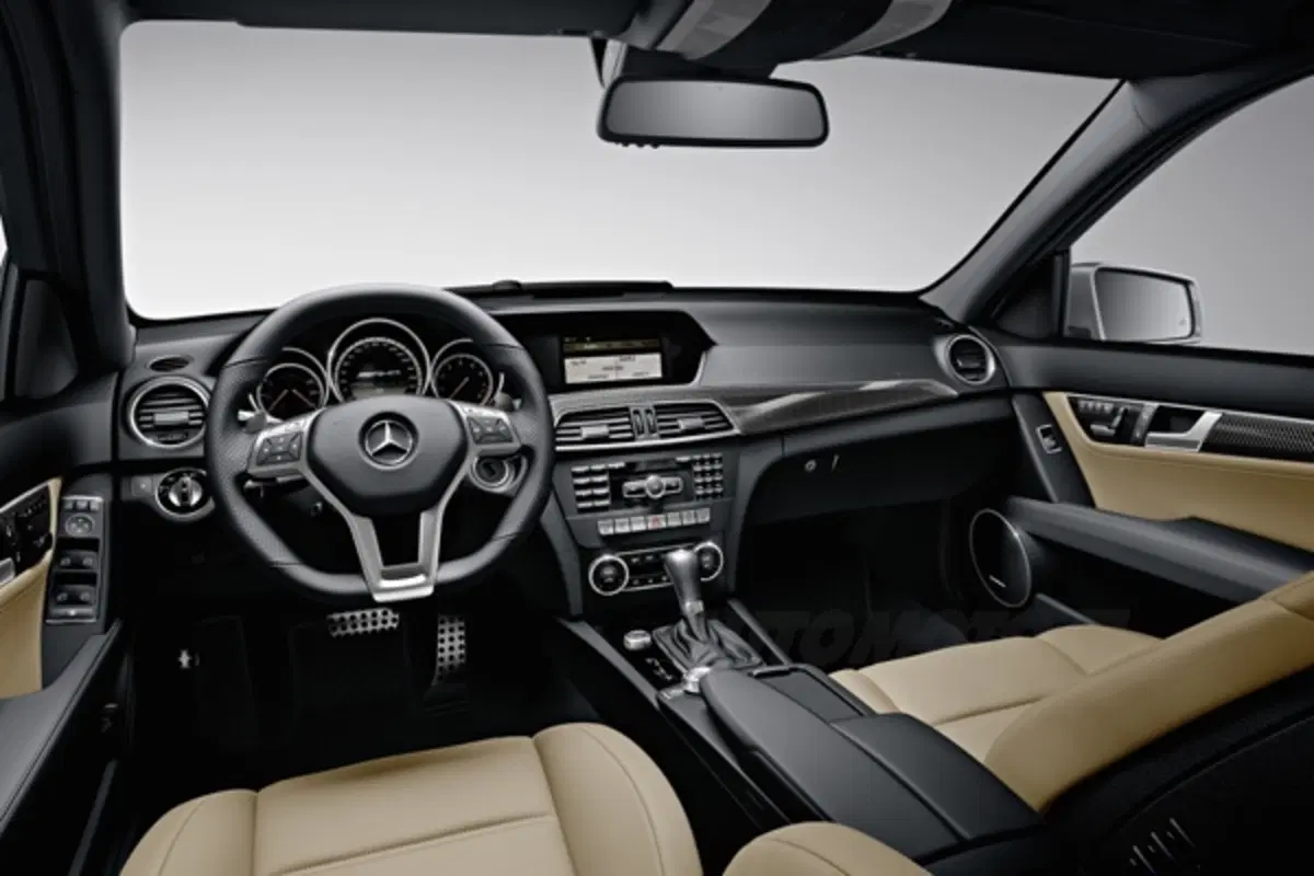 Mercedes C63 AMG restyling: le foto ufficiali (14)