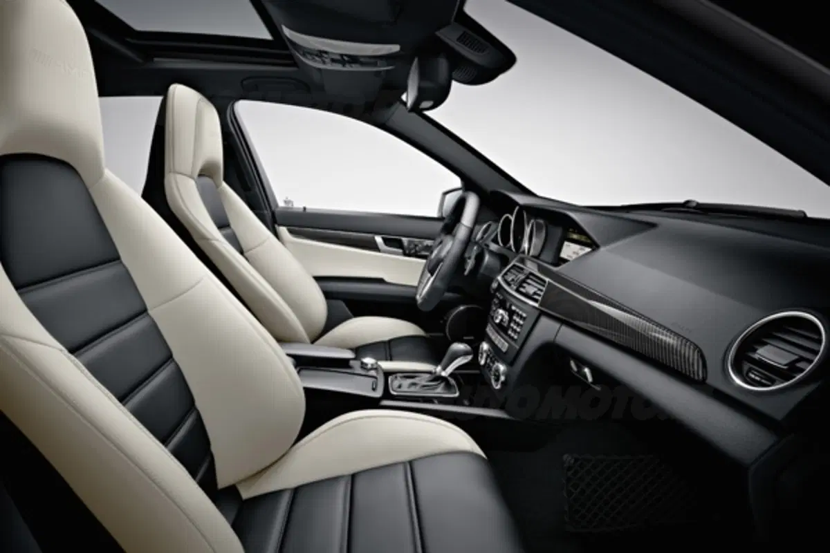 Mercedes C63 AMG restyling: le foto ufficiali (15)