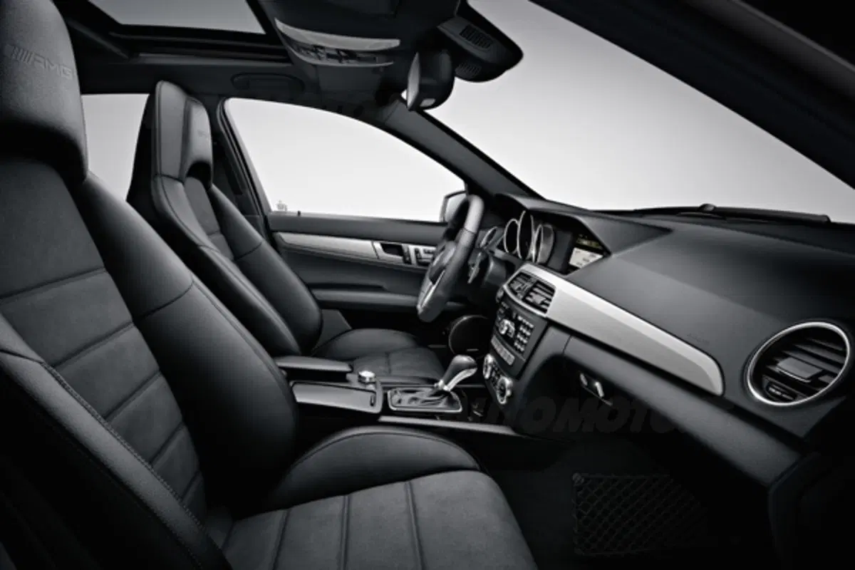 Mercedes C63 AMG restyling: le foto ufficiali (17)