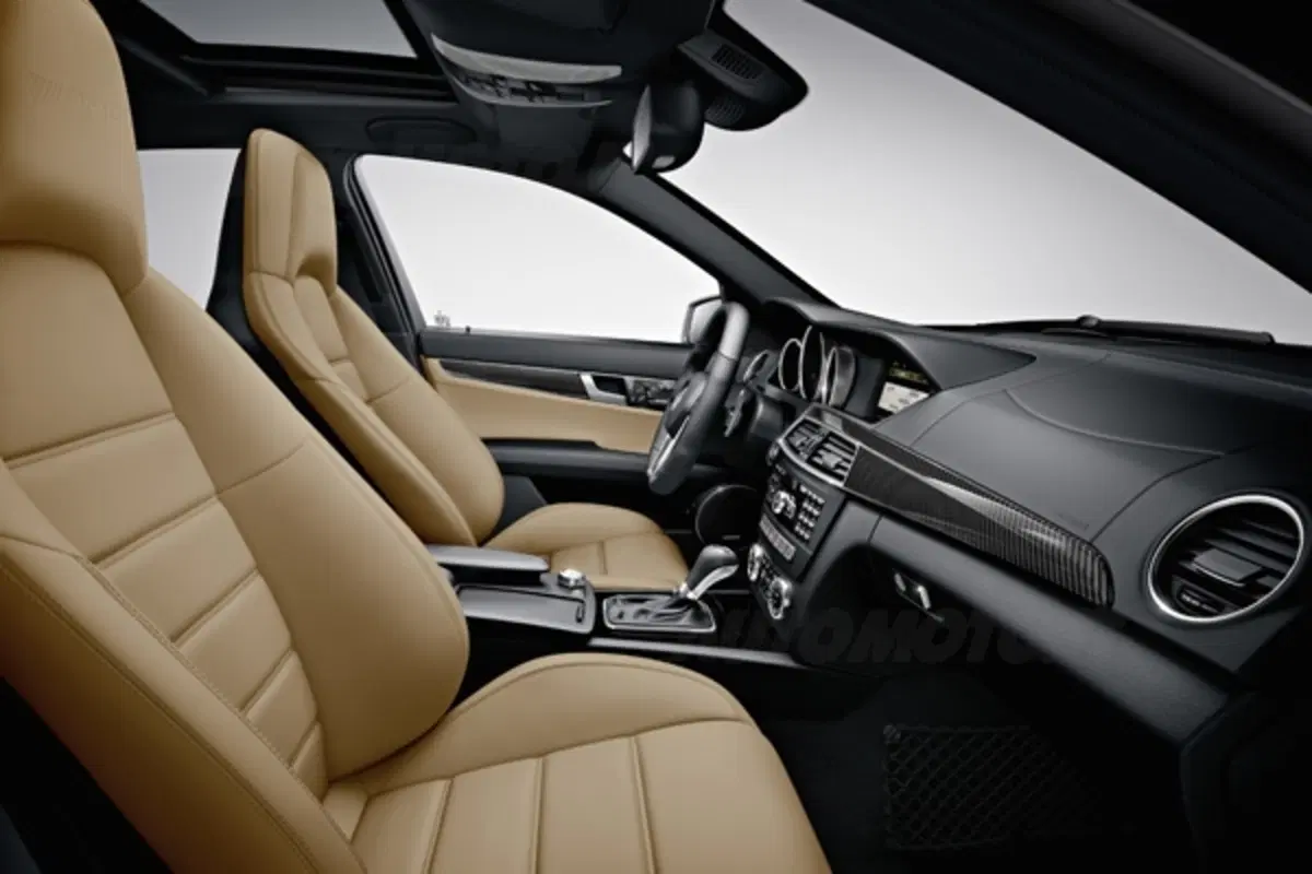 Mercedes C63 AMG restyling: le foto ufficiali (18)