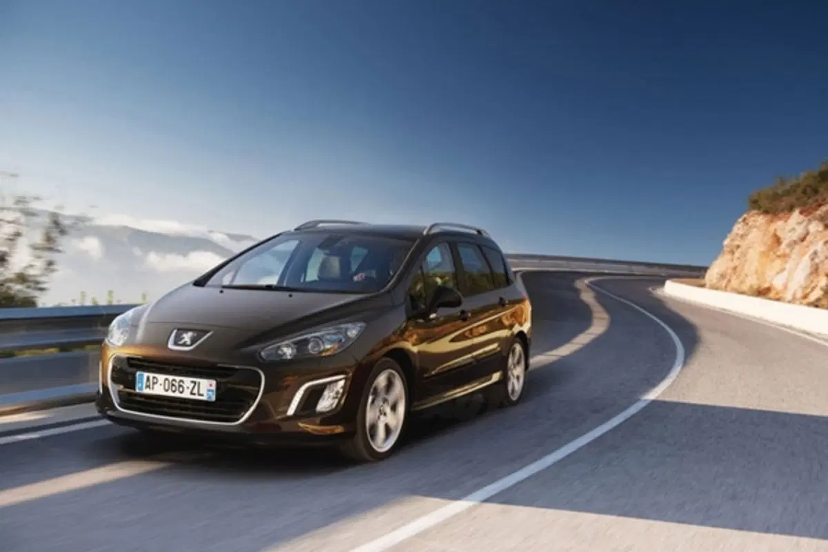 Peugeot 308 restyling 2011 (5)